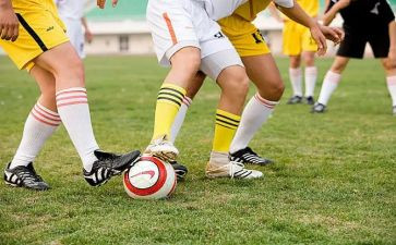 踢足球中班体育教案7篇